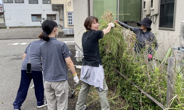 職員総出で草むしりをしました