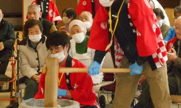 時期外れの楽しい餅つき