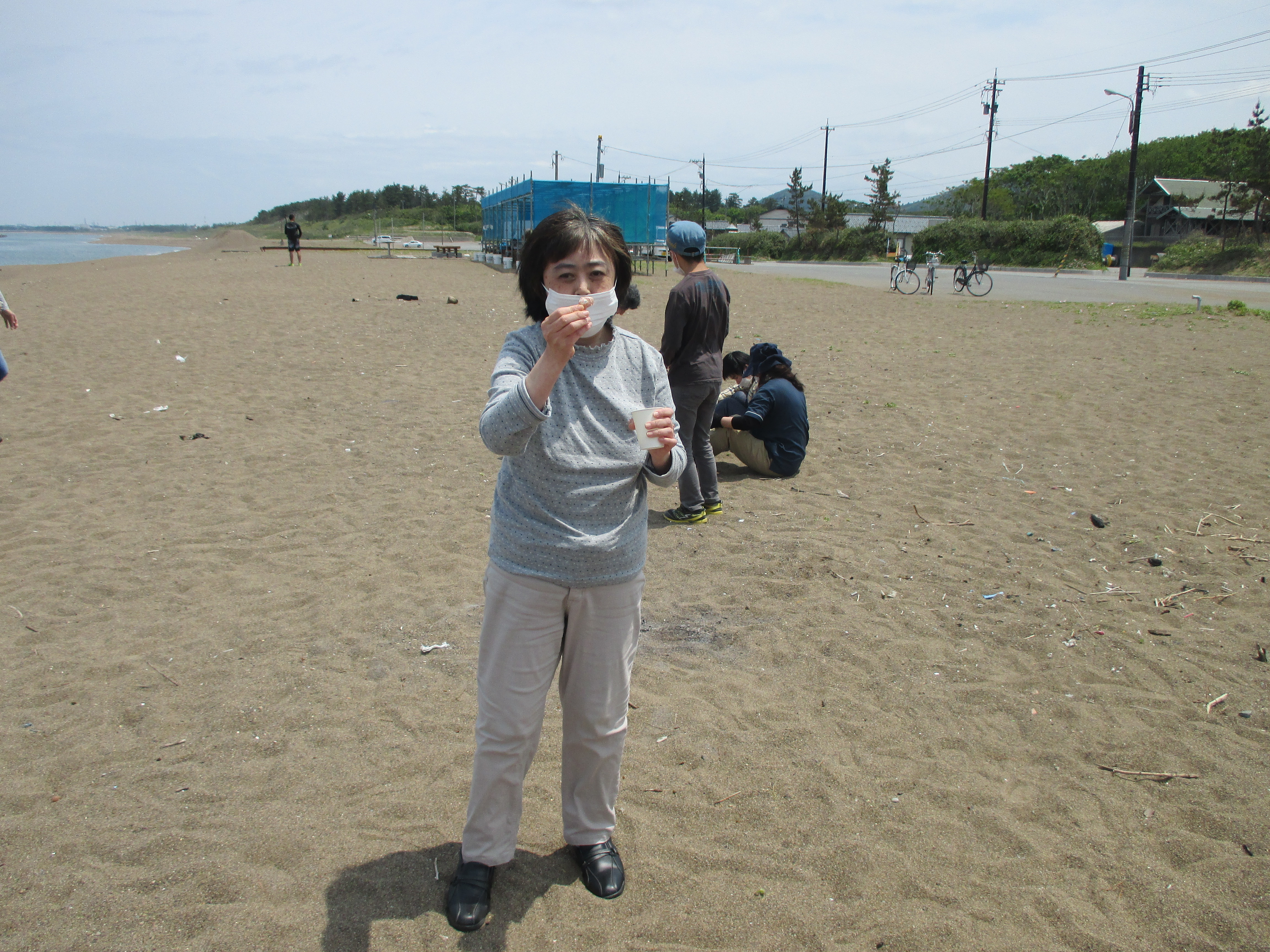 ５月社会体験活動 砂浜で たからものを みつけよう スマイル 足羽福祉会施設だより